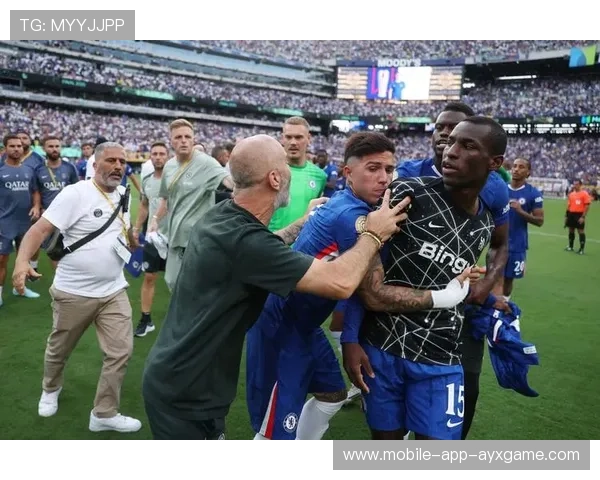 切尔西帕尔默逆足抽射破网引起全场轰鸣