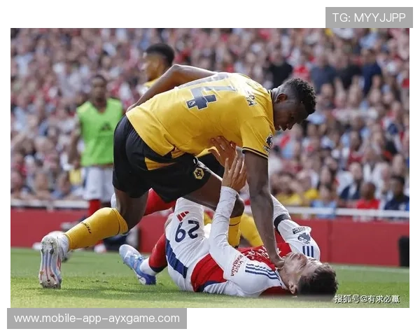 萨卡斜传穿透对手防线助攻马丁内利